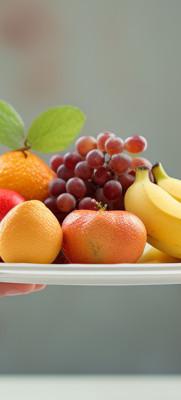 Hands-holding-a-plate-of-fruit